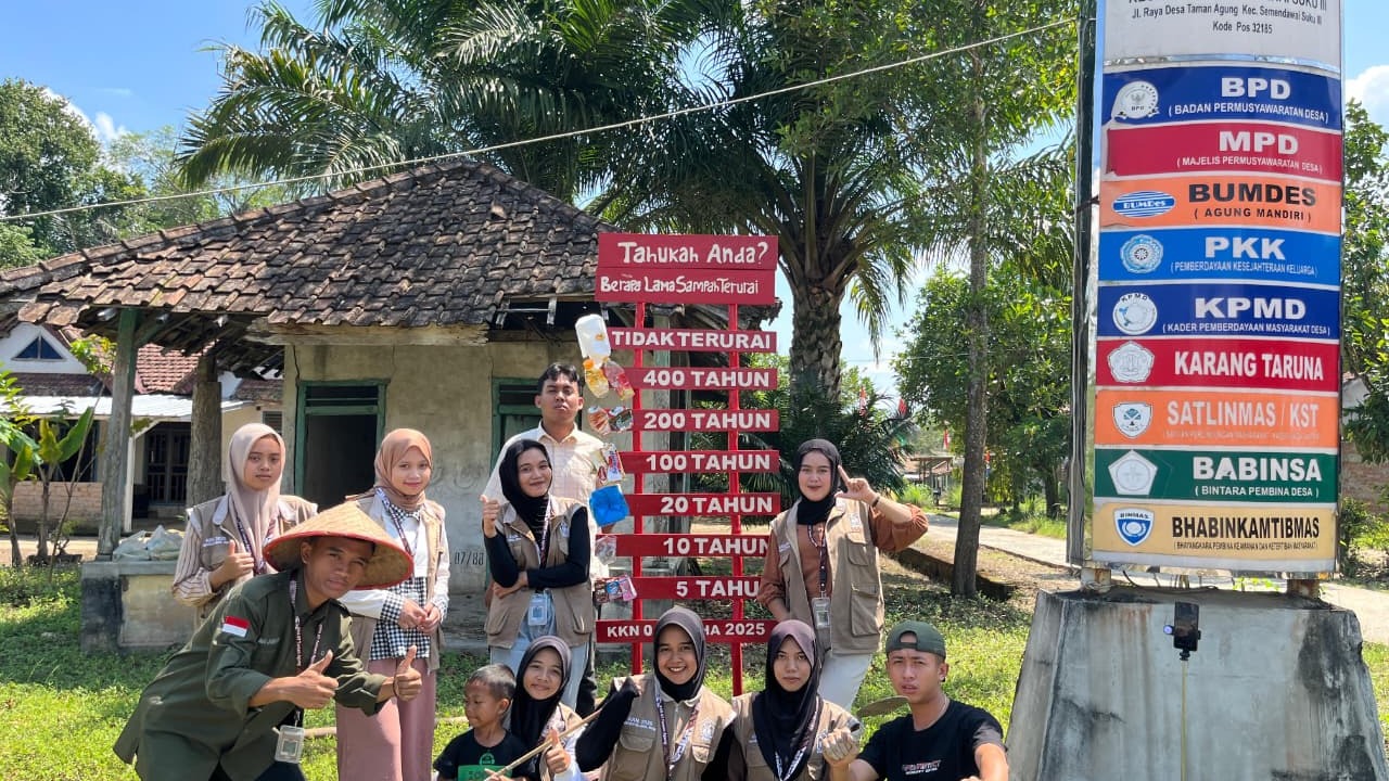 pemasangan plang papan edukasi sampah plastik di samping pasar desa Taman Agung, untuk masyarakat sekitar dan orang-orang yang ada di pasar