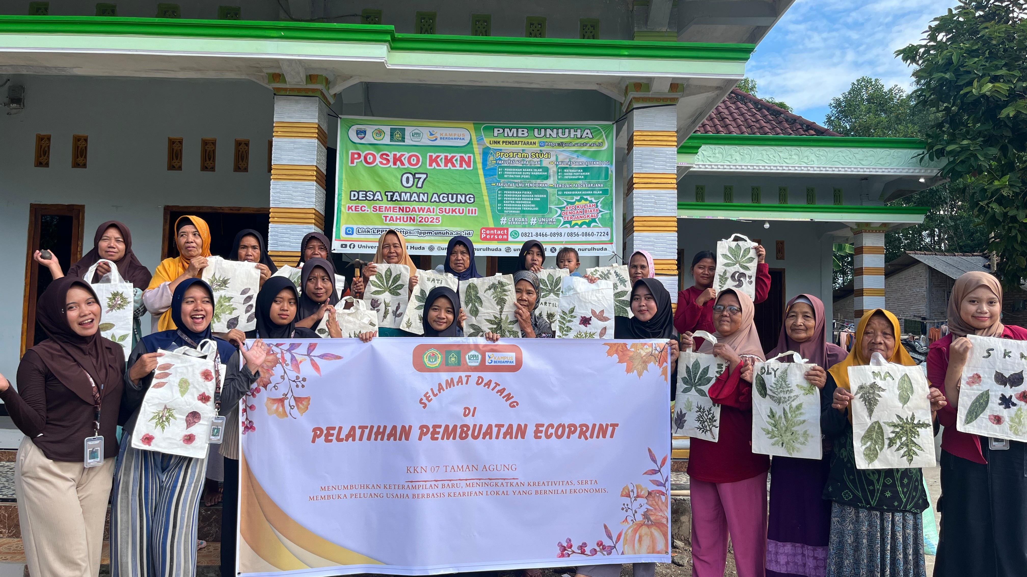 pelatihan pembuatan ecoprint dari bahan-bahan alami seperti daun, bunga, dan batang tanaman untuk menciptakan pola dan warna unik secara langsung pada serat kain kepada ibu-ibu desa Taman Agung